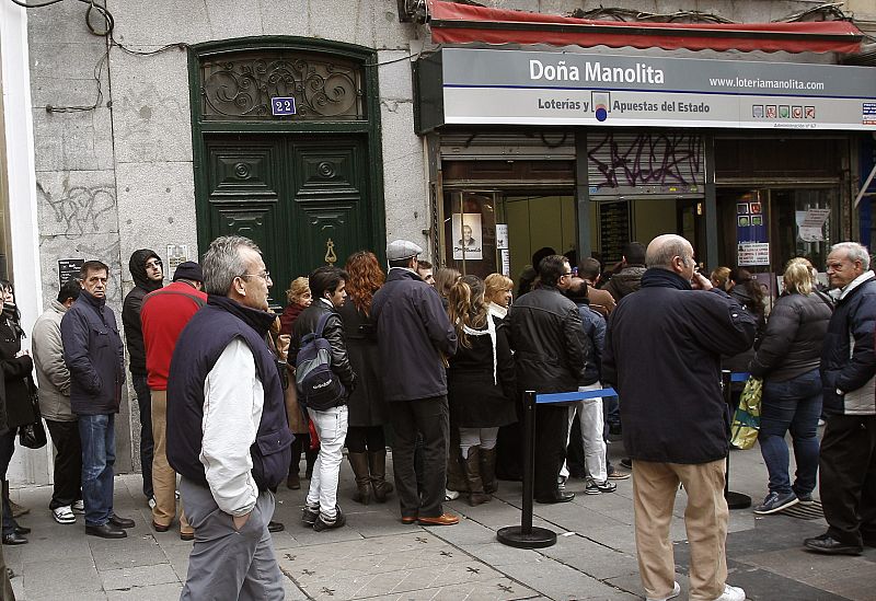 Largas colas para comprar lotería en Madrid