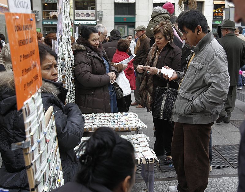 Largas colas para comprar lotería en Madrid