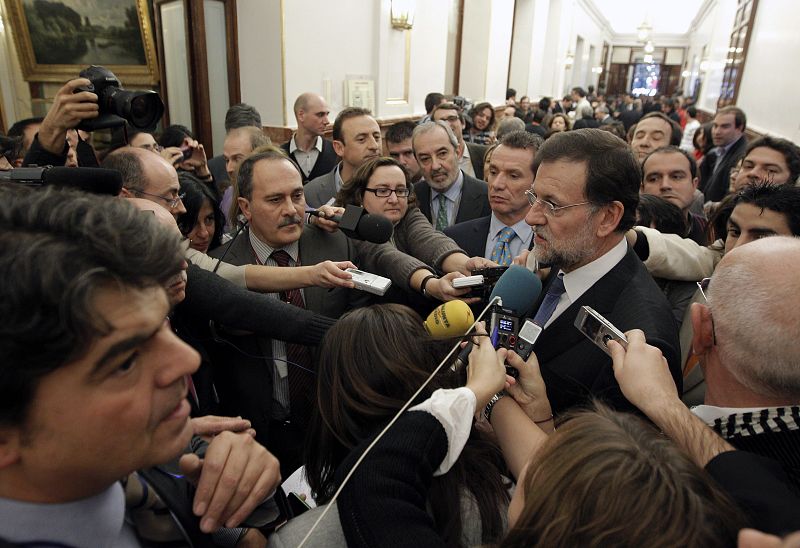 RAJOY POSA PARA LA PRENSA TRAS SER INVESTIDO PRESIDENTE DEL GOBIERNO