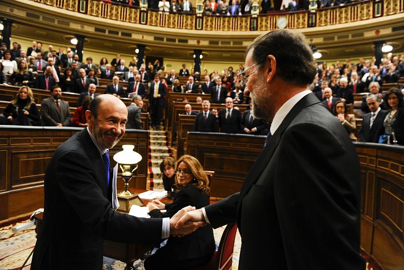 Alfredo Pérez Rubalcaba saluda al que ha sido su rival durante las pasadas elecciones.