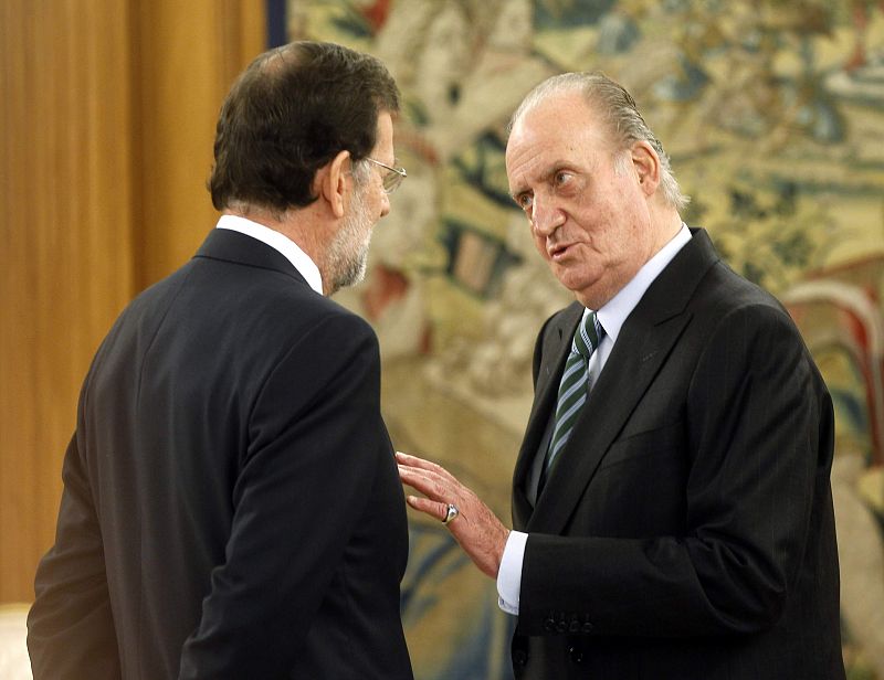 Rajoy habla con el rey Don Juan Carlos tras jurar su cargo en el Palacio de la Zarzuela.