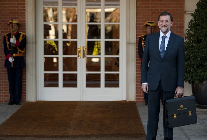 Mariano Rajoy posa a su llegada al Palacio de La Moncloa por primera vez como presidente del Gobierno.