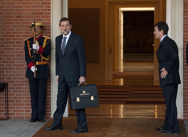 Mariano Rajoy  ha posado sonriente y distendido en la entrada de La Moncloa