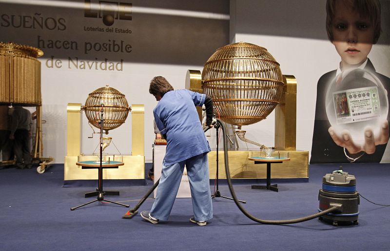 Una empleada de limpieza daba este miércoles los últimos retoques al salón del Palacio de Congresos de Madrid.