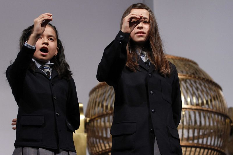 Las niñas del Colegio de San Ildefonso Janet Lara y Evelyn Calderón cantan el número 66.832, uno de los cuartos premios, dotados con 200.000 euros a la serie.