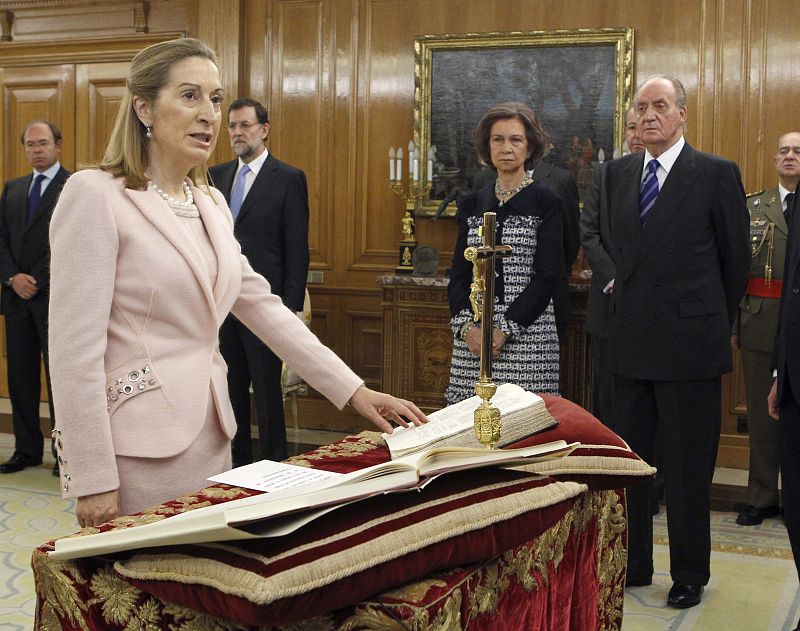 Ana Pastor jura su cargo como ministra de Fomento ante los reyes en el Palacio de la Zarzuela