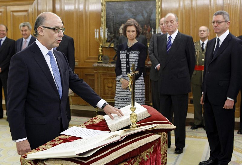 Cristóbal Montoro jura su cargo como ministro de Hacienda y Administraciones Públicas.