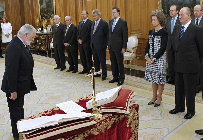 Miguel Arias Cañete saluda a los reyes tras jurar como ministro de Agricultura, Alimentación y Medio Ambiente en el Palacio de la Zarzuela.