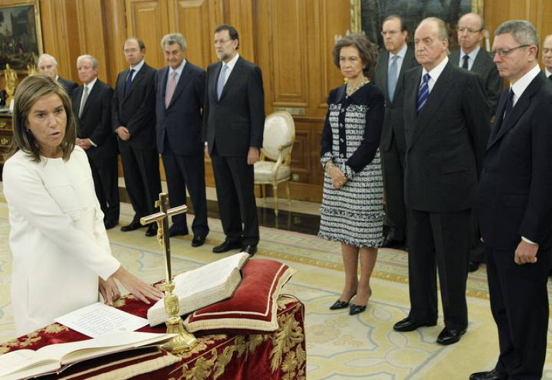 Ana Mato jura su cargo como ministra de Sanidad ante los reyes en el Palacio de la Zarzuela.