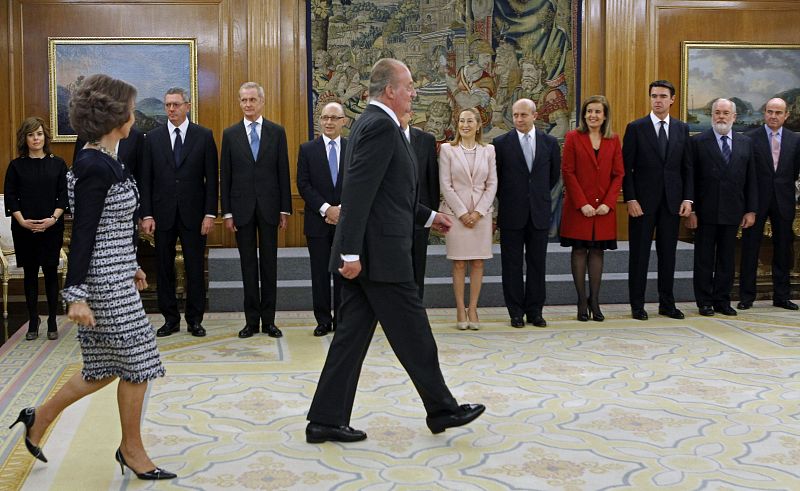 Los reyes Don Juan Carlos I y Sofía pasan delante del nuevo Gobierno al inicio del acto de toma de posesión de los ministros, que se ha celebrado esta mañana en el Palacio de la Zarzuela.
