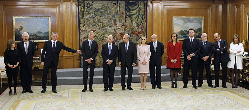 Los trece ministros nombrados por el presidente del Gobierno, Mariano Rajoy, se preparan antes de la llegada de los Reyes para el acto de su toma de posesión, en un acto celebrado hoy en el Palacio de la Zarzuela.