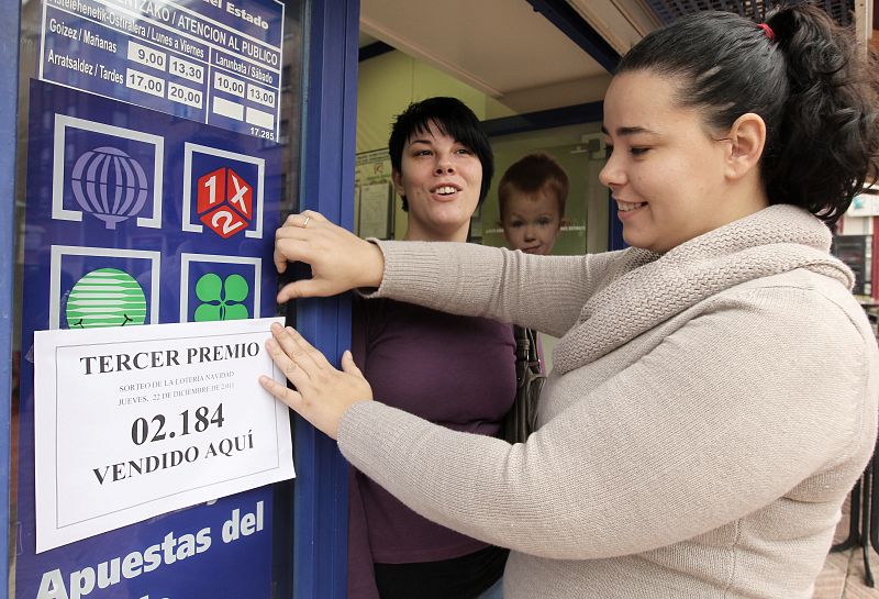 Gorane Cantalapiedra, propietaria de la administración de lotería de la plaza baracaldesa de Cruces, muy cerca del hospital, ha repartido una serie del 2.184, agraciado con el tercer premio del sorteo de Navidad de hoy.