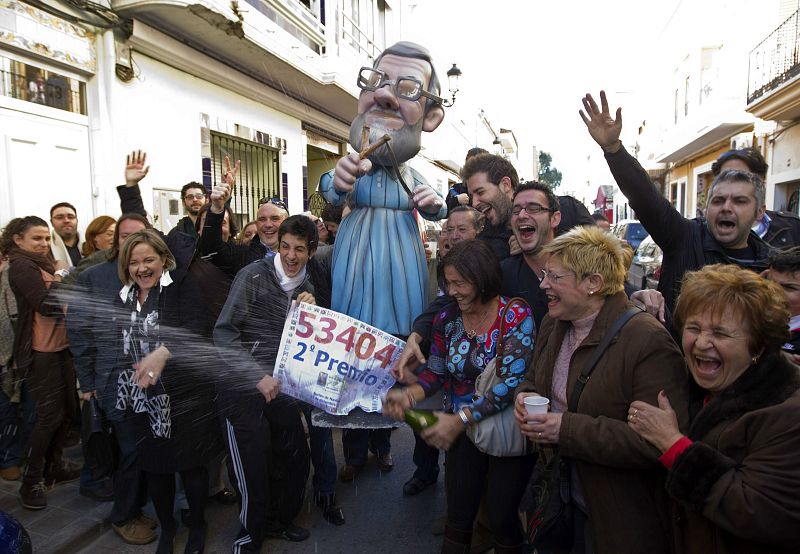 Los vecinos de la localidad valenciana de Manises, donde ha tocado íntegramente el segundo premio del sorteo extraordinario de Navidad, el 53.404, celebran en la calle este premio, que ha sido muy repartido, especialmente entre afiliados y simpatizan