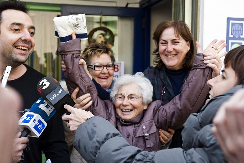 Vecinos de Grañén muestran su alegría tras conocer que en su pueblo ha recaído en el 58.268.