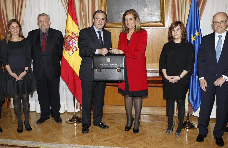 La ministra de Empleo recibe su cartera