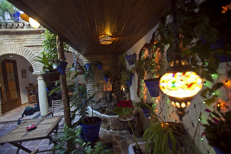 LOS PATIOS CORDOBESES CAMBIAN GITANILLAS Y GERANIOS POR PASCUEROS DE NAVIDAD