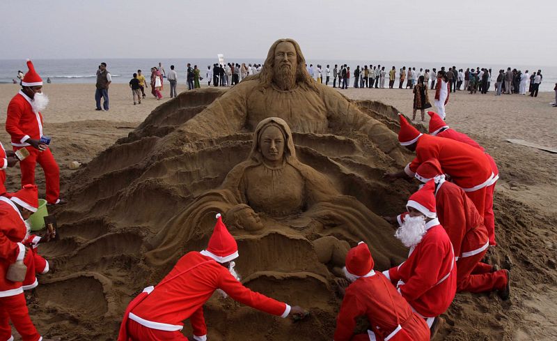 ESCULTURA DE ARENA DE JESUCRISTO Y LA VIRGEN