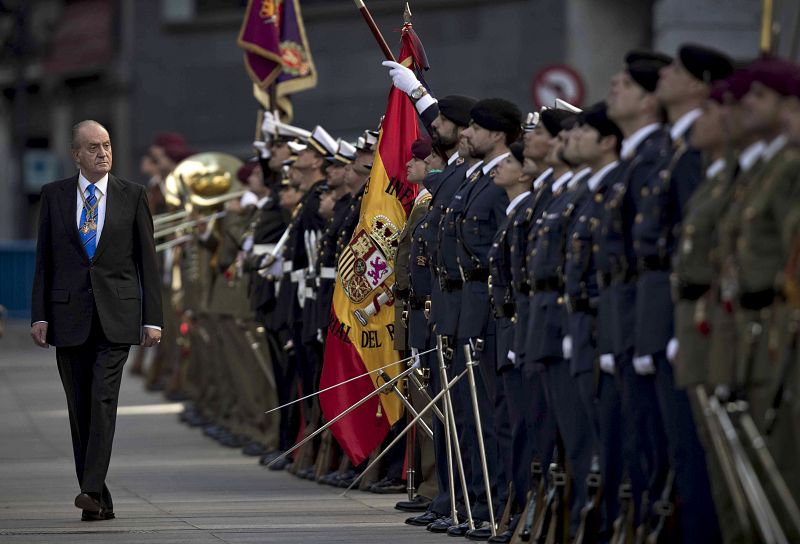 El rey pasa revista a las tropas ante el Congreso