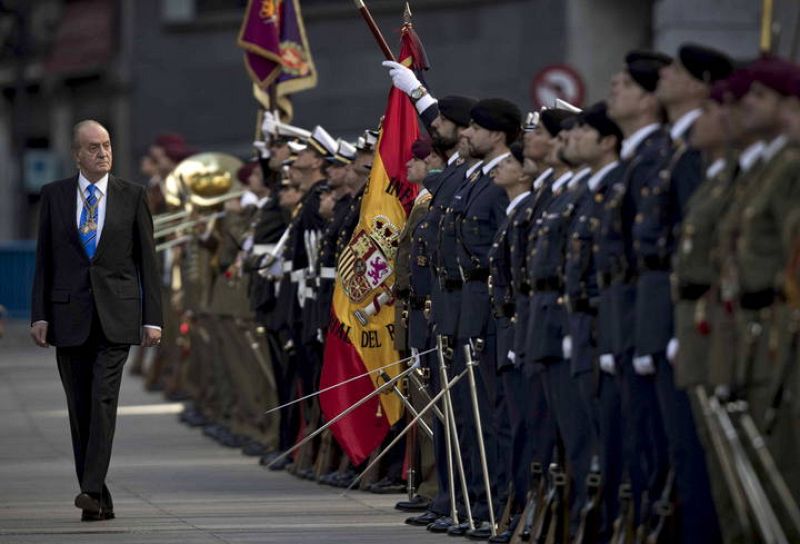 El rey pasa revista a las tropas ante el Congreso