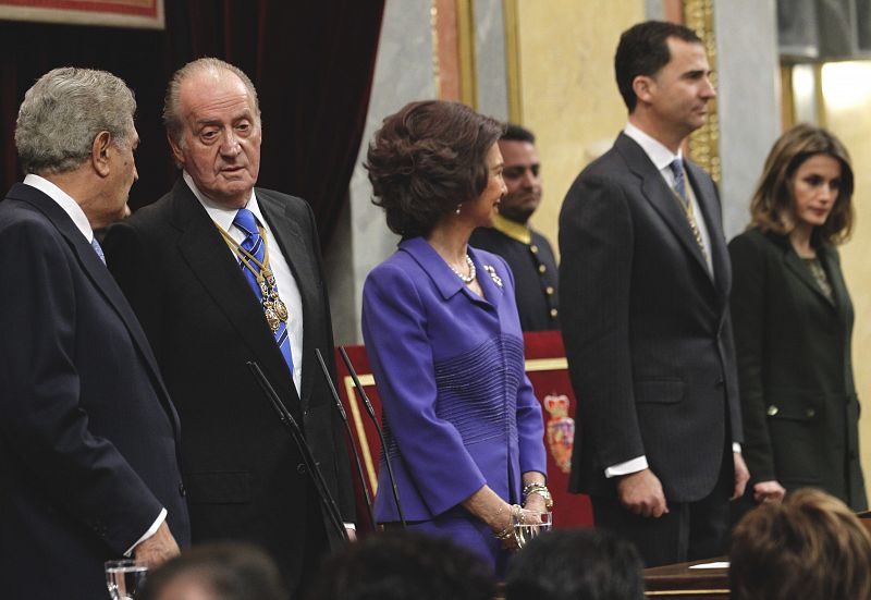 El presidente del Congreso, Jesús Posadas, habla con el rey durante el aplauso de diputados y senadores