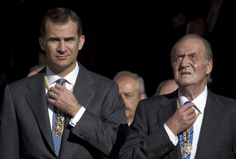 El rey Juan Carlos y el príncipe Felipe salen del Congreso de los Diputados
