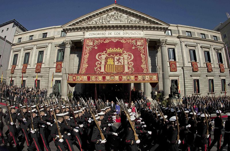 Las tropas desfilan por delante de la familia real