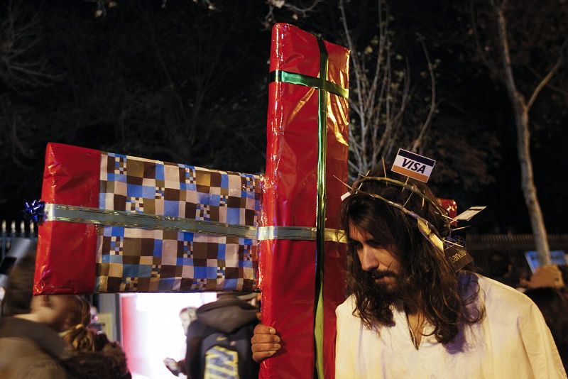 La mayoría de los manifestantes han acudido disfrazados, alguno de ellos como figuras de Belén