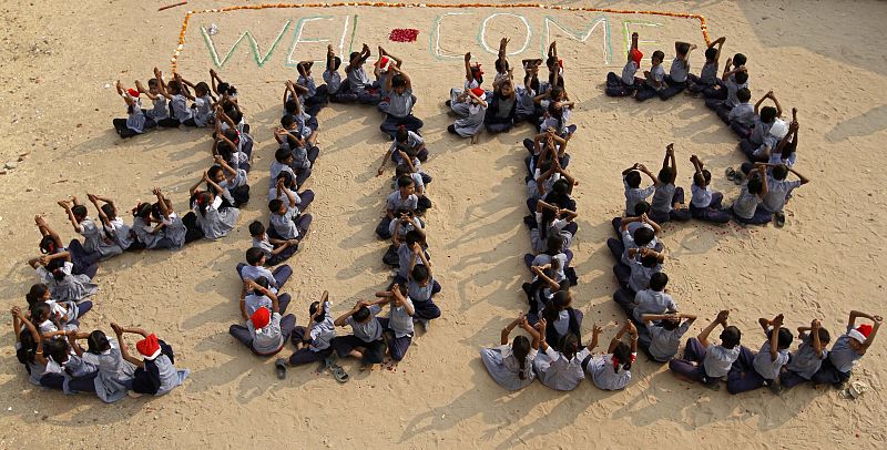 Un grupo de estudiantes indios representa el año 2012.