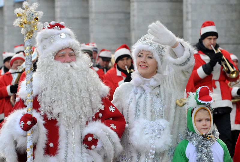 En Rusia, un peculiar Papa Noel felicita el año nuevo.