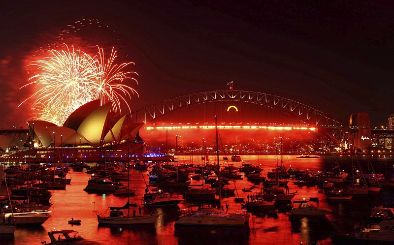 Vista general que muestra como el cielo de Sídney (Australia), se ilumina durante uno de los espectáculos previos para celebrar la llegada del Año Nuevo.