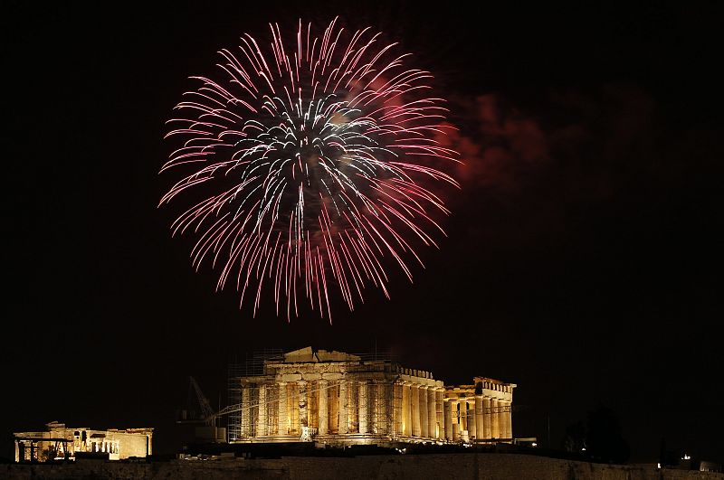 Fuegos artificiales sobre el Partenón griego en Atenas