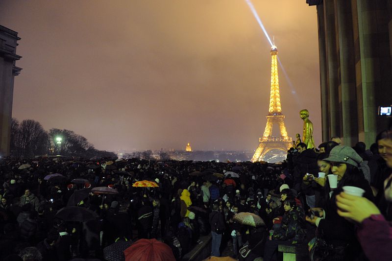 Muchos parisinos se han reunido en la Plaza de Trocadero para recibir al 2012