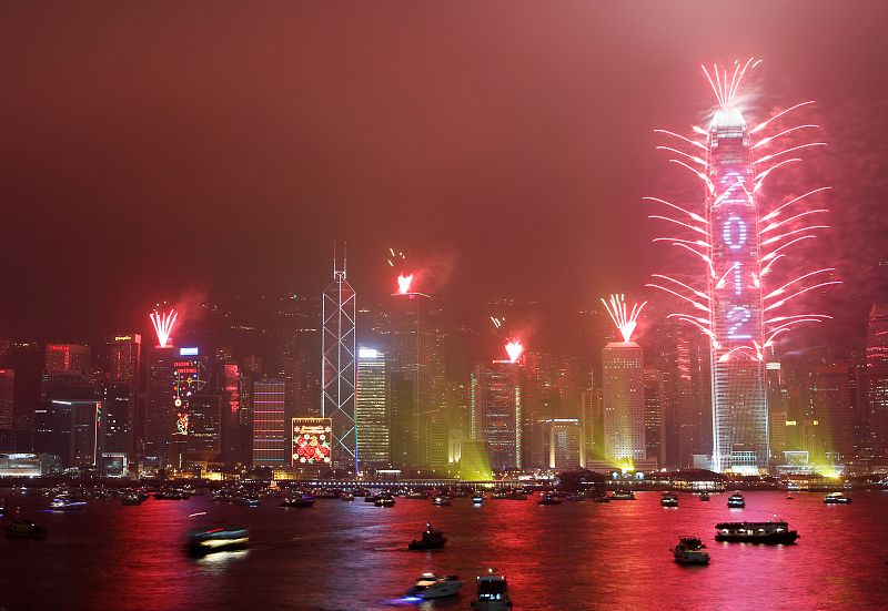 Vista iluminada del puerto de Victoria en Hong Kong