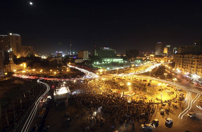 Manifestantes egipcios reunidos la noche del sábado en la plaza Tahrir, el punto focal de la sublevación de Egipto