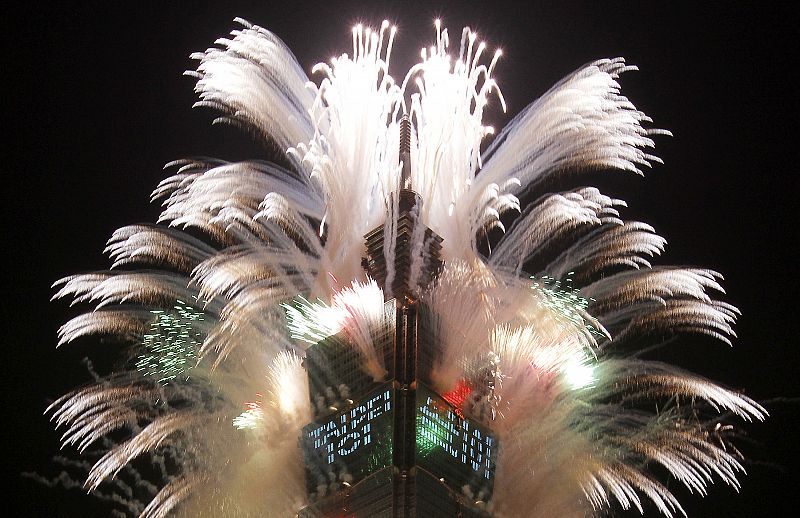 Los fuegos artificiales explotan en lo más alto del rascacielos Taipei 101 durante las celebraciones de Año Nuevo en Taipei