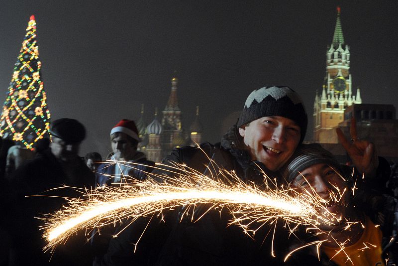 Dos personas celebran con bengalas el 2012 en la Plaza Roja de Moscú (Rusia)