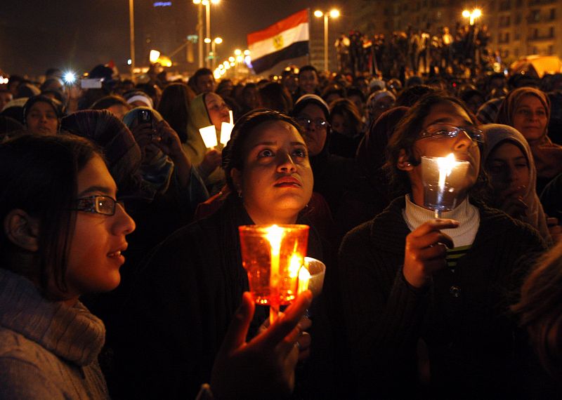 Los egipcios han encendido velas en memoria a los caídos durante el levantamiento popular de enero de 2011