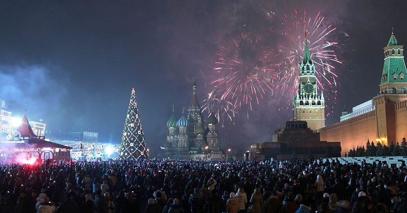 Miles de personas disfrutan los fuegos artificiales en la Plaza Roja de Moscú, en Rusia