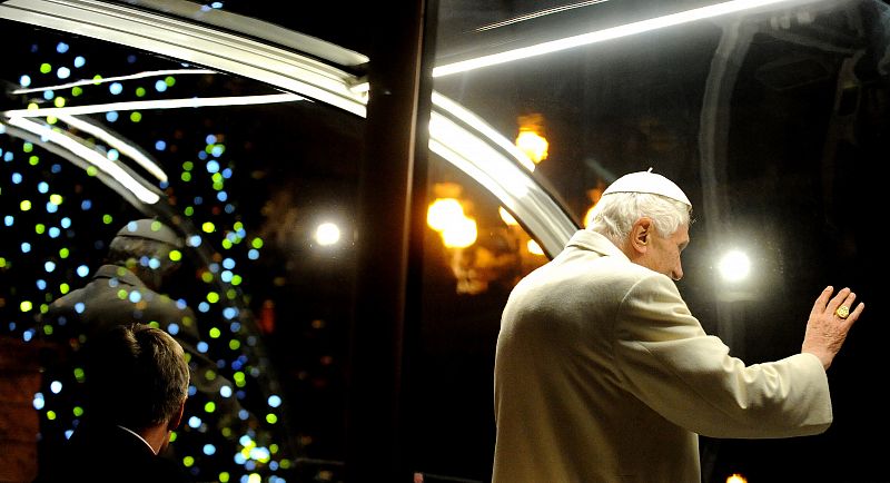 El Papa Benedicto XVI se traslada a la Plaza de San Pedro para rezar en el fin de año