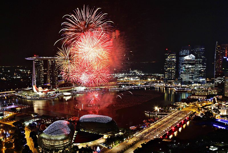 Singapur saluda el nuevo año con una explosión de luces y fuegos artificiales