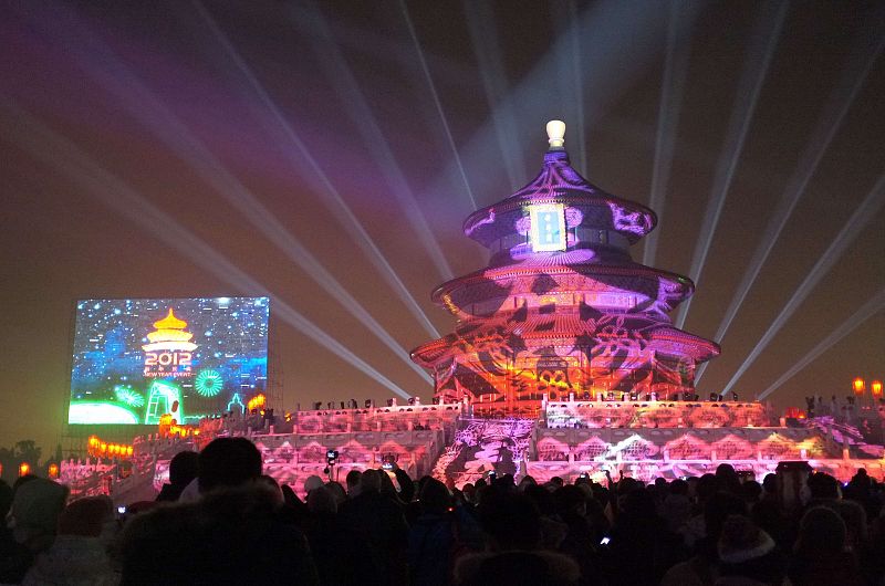 El templo del cielo en la histórica ciudad de Pekín luce espectacular para la entrada de año