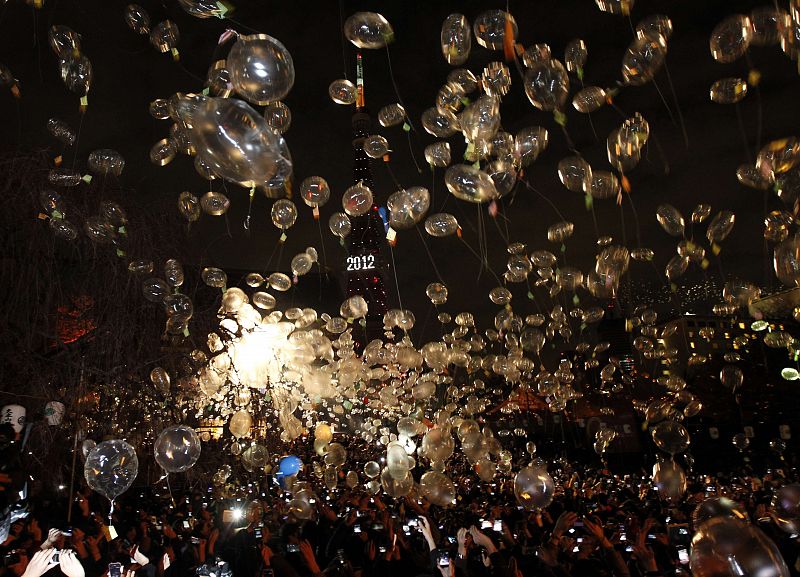 En Japón, los ciudadanos han soltado globos mientras la torre de Tokio daba la cuentra atrás para el 2012