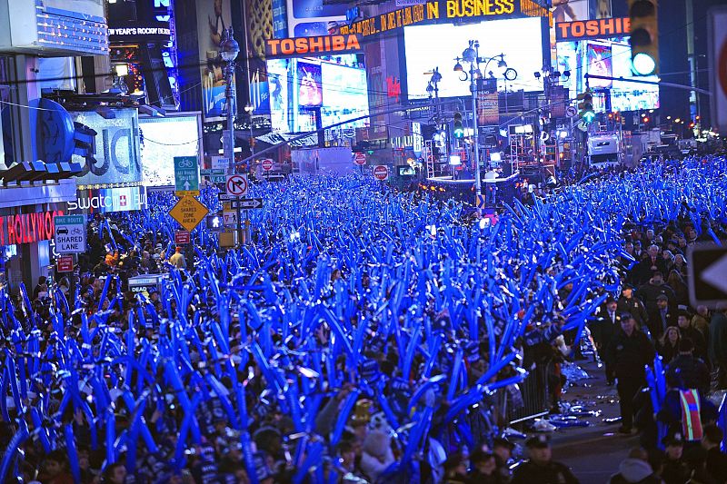 Una multitud disfrutando de la gala de Fin de Año celebrada en la plaza de Times Square en Nueva York.