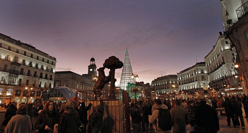 LA PUERTA DEL SOL DE MADRID SE PREPARA PARA LAS CAMPANADAS DE NOCHEVIEJA