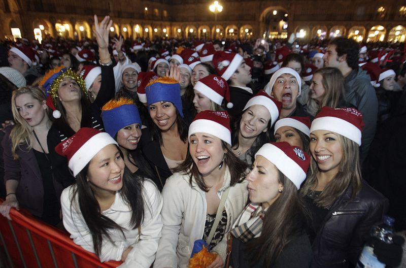 Asistentes a la tradicional celebración de la "Nochevieja Universitaria",en la Plaza Mayor salmantina.