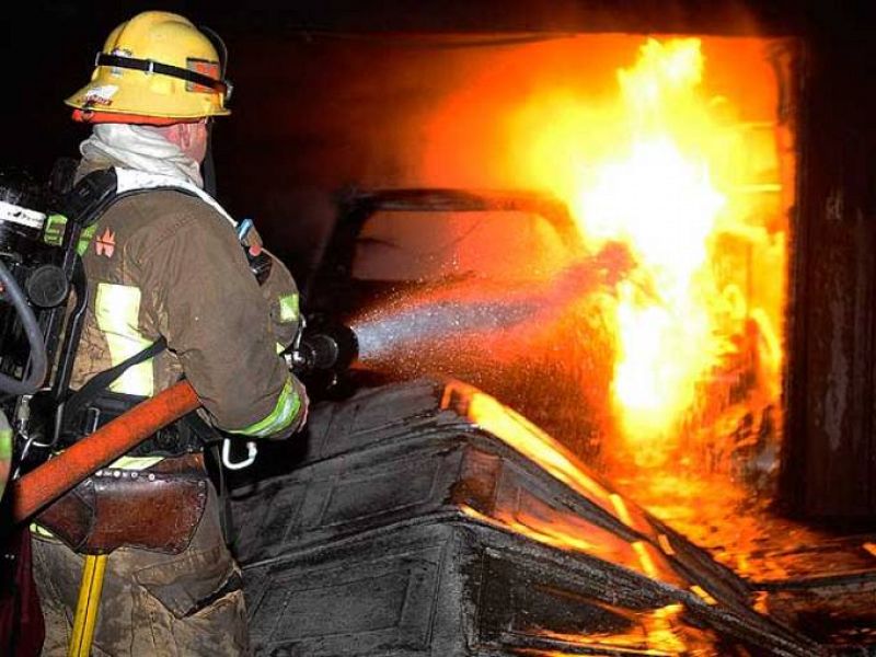 Más de 55 incendios provocados han mantenido en vilo a los bomberos de Los Ángeles.