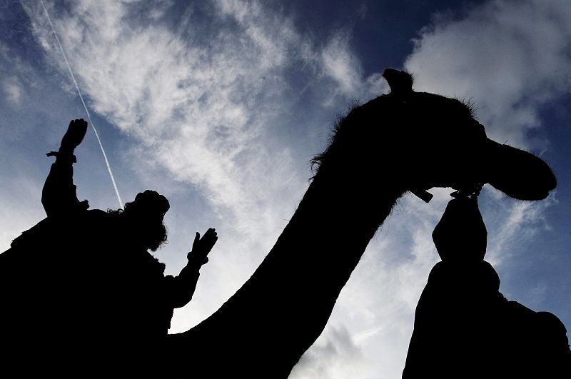 Melchor, uno de los tres Reyes Magos, que han paseado junto a sus camellos y sus pajes por Pamplona.