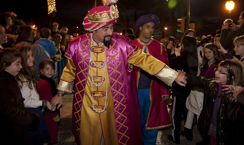El rey Gaspar saluda a los niños a su llegada al puerto de Palma.