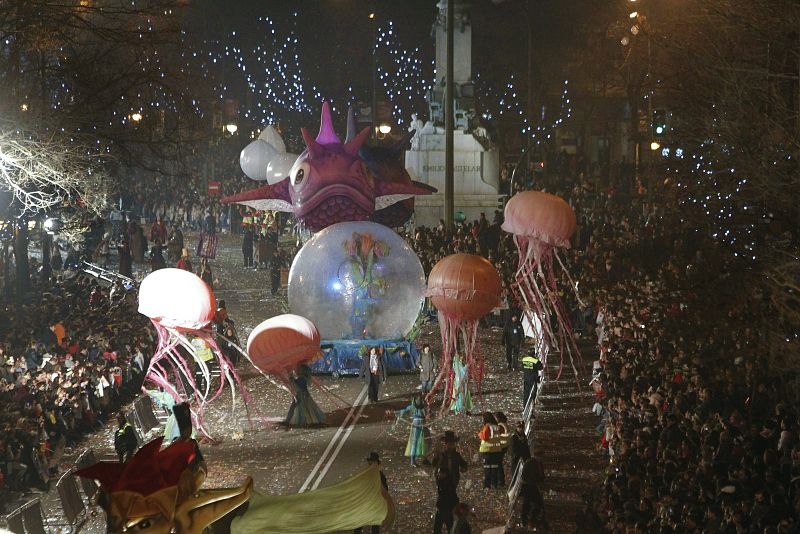 Los niños asisten con mucha ilusión a la Cabalgata de los Reyes Magos de Madrid.