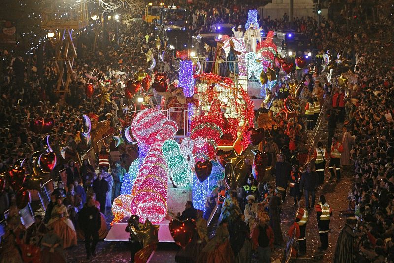 Las luces y los alegres colores se han mezclado con el lanzamiento de caramelos en la cabalgata de Reyes de Madrid.
